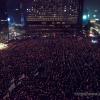 -8월 10일 오후 서울광장에서 열린 ‘국정원 정치 공작 규탄 제6차 범국민촛불대회’에서 5만여 명이 모여 촛불을 들고 있다.