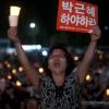 -8월 10일 오후 서울광장에서 열린 ‘국정원 정치 공작 규탄 제6차 범국민촛불대회’에서 참가자들이 구호를 외치고 있다.