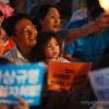"국정원은 도대체 뭐하는"-8월 17일 오후 서울광장에서 4만여 명이 모인 ‘국정원 정치 공작 규탄 제8차 범국민촛불대회’를 열고 박근혜 정부의 책임을 요구하고 있다. 