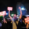 -8월 17일 오후 서울광장에서 4만여 명이 모인 ‘국정원 정치 공작 규탄 제8차 범국민촛불대회’를 열고 박근혜 정부의 책임을 요구하고 있다. 