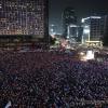 -8월 17일 오후 서울광장에서 열린 ‘국정원 정치 공작 규탄 제8차 범국민촛불대회’에서 4만여 개의 촛불이 모여있다. 