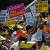 -8월 24일 오후 서울역 광장에서 열린 ‘철도·KTX 민영화 반대 2차 범국민대회’에서 5천여 명의 철도노동자들이 구호를 외치고 있다.