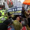 -민주노총 조합원과 민중당 당원들이 제5차 한·미 방위비 분담금 협상이 열리는 서울 동대문구 한국국방연구원으로 진입하기 위해 경찰들과 몸싸움을 벌이고 있다.