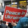 -반전 집회에서 참가자들이 우크라이나의 평화를 촉구하고 있다