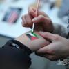-1월 13일 오후 서울 주한이스라엘 대사관 인근에서 열린 팔레스타인인들과 연대를 1.13 국제 행동의 날 집회에서 참가자들에게 팔레스타인 깃발 페인팅을 해주고 있다.