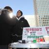 -1월 13일 오후 팔레스타인인들과 연대를 1.13 국제 행동의 날 집회가 열리기 전 여러 굿즈 및 페이스 페이팅 등 작은 나눔 행사가 서울 주한이스라엘 대사관 인근에서 열리고 있다.