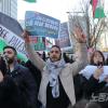 -1월 13일 오후 팔레스타인인들과 연대를 1.13 국제 행동의 날 집회를 마친 참가자들이 광화문 사거리와 명동을 지나 시청까지 행진을 하고 있다.