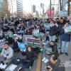 -1월 13일 오후 서울 주한이스라엘 대사관 인근에서 열린 팔레스타인인들과 연대를 1.13 국제 행동의 날 집회에서 참가자들이 구호를 외치고 있다.