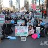 -1월 13일 오후 서울 주한이스라엘 대사관 인근에서 열린 팔레스타인인들과 연대를 1.13 국제 행동의 날 집회에서 참가자들이 구호를 외치고 있다.