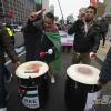 -1월 20일 오후 팔레스타인 연대 18차 집회에서 이집트인들이 북을 연주하며 행진 참가자들의 흥을 돋구고 있다.
