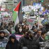 -1월 20일 오후 팔레스타인 연대 18차 집회 참가자들이 서울 도심을 행진하며 구호를 외치고 있다.