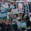 -1월 27일 오후 토요일 서울 주한 이스라엘 대사관 인근에서 열린 팔레스타인인들과 연대하는 제19차 집회·행진에서 참가자들이 구호를 외치고 있다.