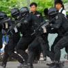 - 5월 14일 서울 코엑스에서 경찰특공대가 G20정상회의를 대비한 대테러진압 훈련을 하고 있다