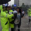 -용산참사 해결을 위한 광화문 1인 시위에 참가한 시민을 경찰이 강제 연행 하고있다