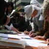 -5월 10일 명동성당에서 4대강 사업저지를 위한 생명·평화 미사에 참석한 수녀님과 신도들이 4대강 사업 중단을 촉구하는 서명용지에 서명하고 있다. 