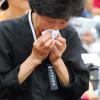 -2009년 7월 11일 야 4당 용산참사집회에서 유가족이 눈물을 닦고 있다