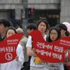 국민에게 진실을 아이들에게 평화를-2010년 5월 29일 오후 서울 광화문 광장에서 열린 "한반도 평화를 위한 비상시국유세"에서 대학생나눔문화 회원들이 전쟁반대를 팻말을 들고 있다