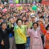 -2010년 5월 29일 오후 서울 광화문 광장에서 열린 "한반도 평화를 위한 비상시국유세"에 참가한 야당의원들이 한명숙 후보 지지유세를 하고 있다