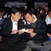 -4월 14일 여의도 MBC 앞에서 열린 MBC 사수 촛불문화제에서 최상재 언론노조 위원장과 이근행 MBC노조 위원장이 서로 촛불을 붙여주고 있다. 