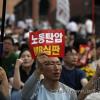 -2010년 6월 12일 서울역에서  이명박 정권 심판 민중대회를 마친 참가자들이   명동성당에서 정리 집회를 하고 있다.