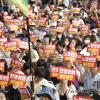 -2010년 6월 12일 오후 서울역에서 1천 500여명의 참가자들이 모여 이명박 정권 심판 민중대회를 가졌다.