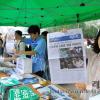 -2009년 6월 10일 시청광장에서 열린 6월항쟁 계승·민주회복 범국민대회에서 레프트21 신문을 판매하고 있다.