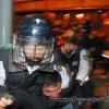 -2009년 2월 28일 저녁 용산 참사 현장 앞에서 경찰들이 부상당한 시민을 무차별적으로 연행하고 있다.