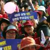 -2010년 5월 1일 오후 서울 여의도 문화마당에서 열린 120주년 세계 노동절 기념 범국민대회에서 여성노동자가 4대강 삽질을 규탄하는 팻말을 들고 있다.