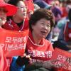-2010년 5월 1일 오후 서울 여의도 문화마당에서 열린 120주년 세계 노동절 기념 범국민대회에서 여성노동자가 모두에게 기본소득을 요구하는팻말을 들고 있다.