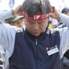 -2010년 5월 1일 오후 서울 여의도 문화마당에서 열린 120주년 세계 노동절 기념 범국민대회에서 김영훈 민주노총 위원장이 투쟁의 끈을 묶고있다.