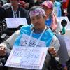 -2010년 5월 1일 오후 서울 여의도 광장에서 열린 120주년 세계노동절 기념 범국민대회에서 장애인 활동가가 "나도 일하고 싶다"는 팻말을 들고 있다.
