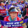 -2010년 5월 1일 오후 서울 여의도 문화마당에서 열린 120주년 세계 노동절 기념 범국민대회에서 여성노동자들이 이명박정부의 4대강 삽질을 규탄하고 있다.