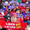 -2010년 5월 1일 오후 서울 여의도 문화마당에서 열린 120주년 세계 노동절 기념 범국민대회에서 여성노동자들이 이명박정부의 노동탄압을 규탄하고 있다.