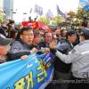 -2010년 5월 1일 오후 서울 여의도 문화마당에서 열린 120주년 세계 노동절 기념 범국민대회를 마치고 MBC로 행진하던 참가자들을 경찰이 막아서고 있다.