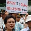 -2010년 6월 29일 오후 홍제동 대공분실 앞에서 한국진보연대 압수수색 및 연행에 규탄하는 기자회견에서 정대연 전 집행위원장의 부인 박희영 씨가 발언을 하고 있다.