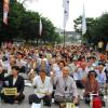 -2010년 7월 3일 서울 내곡동 국가정보원 앞에서 열린 "조작수사, 책임자 처벌 한국진보연대 결의대회"에서 참가자들이 구호를 외치고 있다.