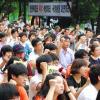 -2010년 7월 3일 서울 내곡동 국가정보원 앞에서 열린 "조작수사, 책임자 처벌 한국진보연대 결의대회"에서 참가자들이 구호를 외치고 있다.
