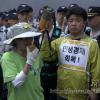 -2009년 6월 16일 오후 서울 시청 앞에서 쌍용차 가족대책위가 쌍용차 해결을 위한 삼보일배를 진행하였다.