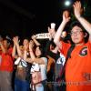 -2010년 7월 7일  저녁 서울 여의도 KBS 본관 앞에서 열린 <시민과 함께하는 KBS 개념탑재의 밤> 시민문화제가 끝나자 참가자들이 일어나서 박수를 치고 있다.