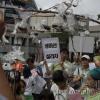 -2010년 8월 7일 오후 서울 마포구 성미산 인근 주민들이 홍익학원 산하 초ㆍ중ㆍ고교의 성미산 이전 중단을 촉구하며 거리행진을 벌이고 있다. 