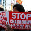 이주노동자를 경제위기의 속죄양 삼지 말라-2008년 11월 30일 오후 서울역에서  이주노동자 단속추방에 규탄하는 집회가 열렸다.