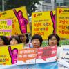 낙태는 범죄가 아니다-2010년 8월 31일 오전 서울 청계광장에서 <임신출산결정권을위한네트워크>는 기자회견을 열고 "낙태한 여성을 처벌하지 말라" 요구안을 발표했다.
