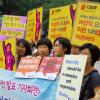 -2010년 8월 31일 오전 서울 청계광장에서 열린"낙태한 여성을 처벌하지 말라" 기자회견에서 한국성폭력상담소 이윤상 소장이 발언을 하고 있다.
