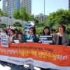 -9월 28일 오후 서울 광화문 정부종합청사 앞에서 열린 제2차 저출산기본계획에 대한 여성노동계 입장 발표 기자회견에 참석한 참가자들이 구호를 외치고 있다.
