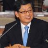 -한나라당 의원들의 지원사격에 미소짓는 김황식 총리 내정자. 