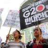 경제위기 고통전가 G20을 반대한다.- G20경호안전특별법이 발효된 10월 1일 오후 서울 종로 보신각에서 열린 "G20 규탄 국제 공동행동의 날" 집회에서 참가자들이 구호를 외치고 있다.