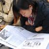 -G20반대 국제 공동행동에서 <레프트21> 신문을 읽고 있는 한 참가자 