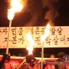 ‘희망 횃불’로 둘러싸인 ‘절망 공장’-11일 밤 ‘쌍용차 포위의 날’ 참가자들이 횃불을 들고 쌍용차 공장을 둘러싸고 있다.