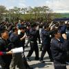 -4월 4일 오전 현대차 전주 공장 본관 앞에서 1천여 명의 현대차 노동자들이 모여 사측의 현장 통제와 노사합의 위반에 항의하며 중식 집회를 열고 있다. 