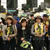 -결의대회를 마친 교사들이 서울광장에 마련된 세월호 희생자 추모 분향소에서 헌화를 하고 있다. 